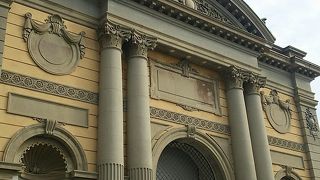 黄色い建物が目印