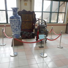 展示の陶器(改札内）