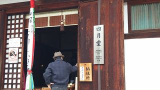 二重屋根が特徴