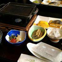 充実した朝食♪じゃこ天は焼いて食べます。