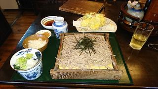 駅の階段降りてすぐ