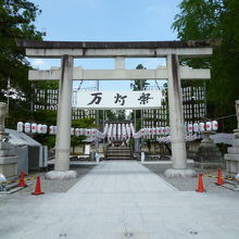 鳥居にある垂れ幕