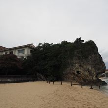 海を背にした隆起した珊瑚礁の断崖の上に建っています