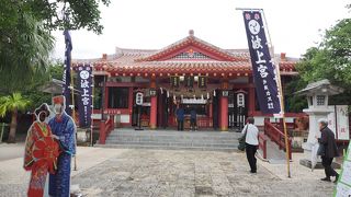 琉球八社の第一社の波上宮は隆起した珊瑚礁の断崖に建つ神社