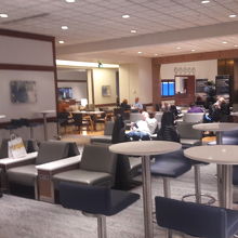 国内線用のラウンジなのでお客さんが多いわりに広くない