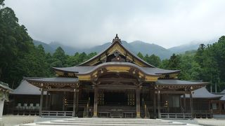 弥彦をバックに見事な景観