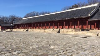 横にものすごく長い建物