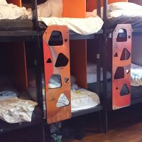 今のところ最初で最後？　足元から出入りするベッドは初めて！