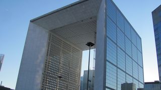 近代的な凱旋門！