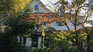 川沿いの隠れ家レストラン