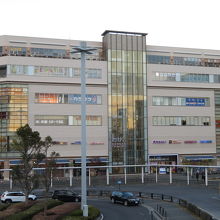 駅につながるデッキからの外観