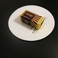 ベッドサイドテーブルにはチョコが