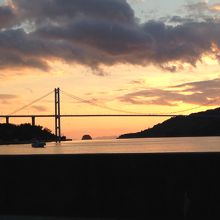 豊島大橋と夕暮れの様子