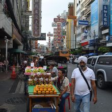 昼は行商人、夜は屋台がズラッと並びます。