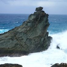 岬の先端に載っかっている岩はびくともしないそうです