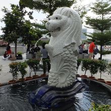 小さなマーリオンも水を吐いています。