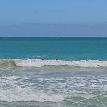 波が大きく、海の色が水色に澄んでいて、マリンスポーツに良し。