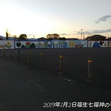 福生の子ども達は“地元・福生”が大好きで工事現場の壁も福生絵