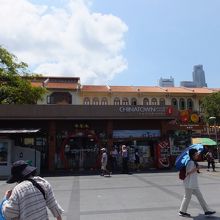 観光バス駐車場の前に。