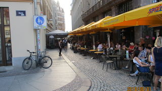 テラス席で埋め尽くされた路地