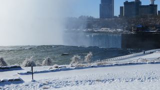 アメリカ側のナイアガラフォールズ州立公園では　流れ落ちる滝がよく見えます