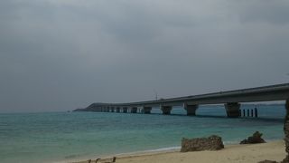 橋の両側に展望施設があります （池間大橋）