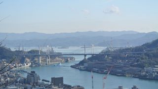 尾道市の本土側と向島を結ぶ。