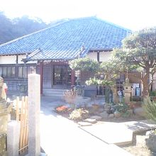 とても目立たない本堂