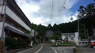 お寺と温泉街の風情