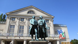 ゲーテとシラーの像が立つ劇場