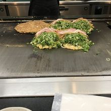カウンターでは目の前でどんどん焼き上げられていきます。
