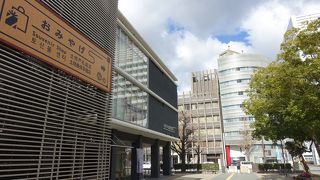 観光案内所と土産店を兼ねています