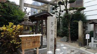 裏通り沿いに小さな神社