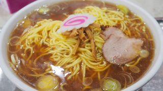 ラードの浮いた煮干し系ラーメン