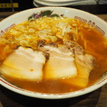 ラーメン醤油、あっさり大盛り。