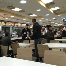 駅のマクドナルド