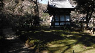 彫刻に気付かず素通り