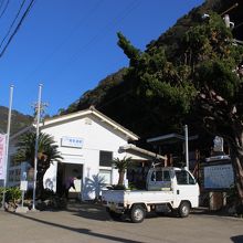 近くにある喫茶店を兼ねているＪＲ見老津駅