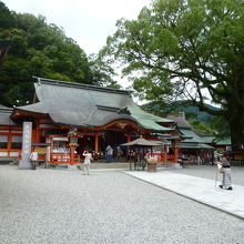 朱色がきれいな神社