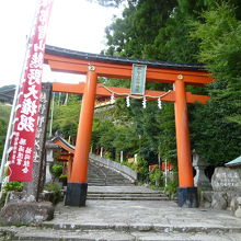 この階段を登るとあります