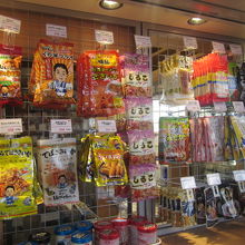 名古屋駅なので、色々な名古屋名物（風）の商品が並びますが…。