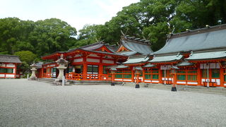 朱色が鮮やかな神社