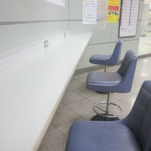 豊橋駅新幹線待合室にて電源席が使えるのもお得感がありますね！