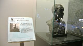 啄木の胸像と説明書きがあります。