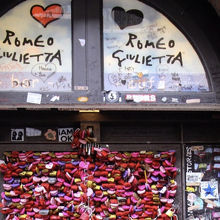 家の向かい側などにはハートの南京錠がズラリ