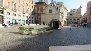 広場の周辺はガードされ・・・