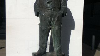 モアーズ前の銅像