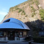 古座川の名所・一枚岩の前にある道の駅です