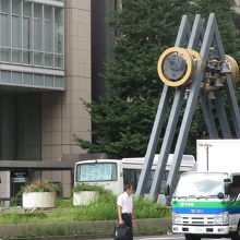 中央分離帯に設置されています