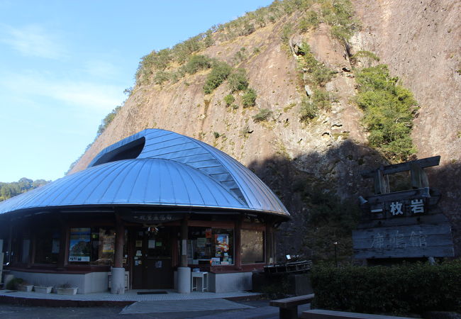 古座川の名所・一枚岩の前にある道の駅です